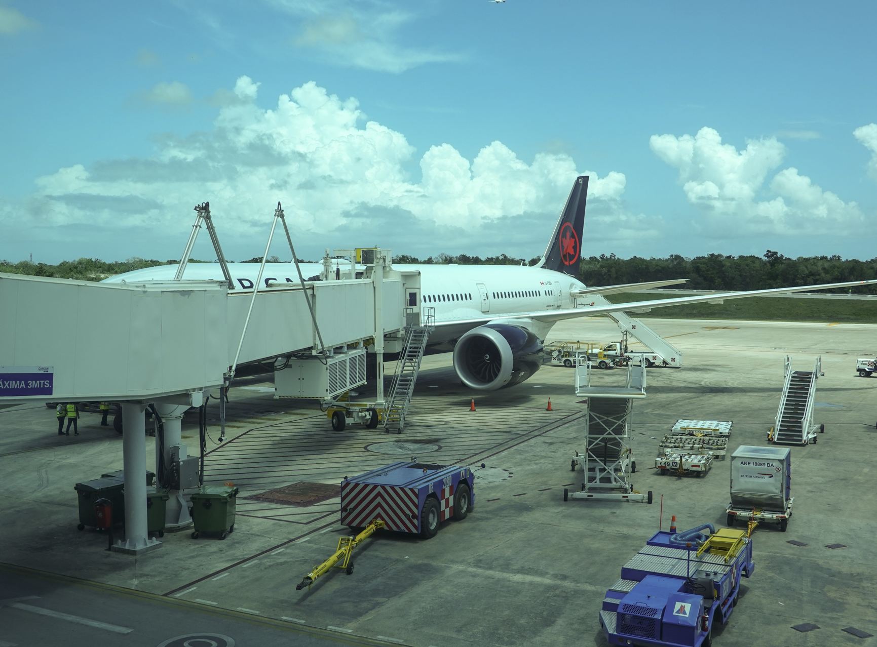Avión de Air Canada en la puerta de Cancún