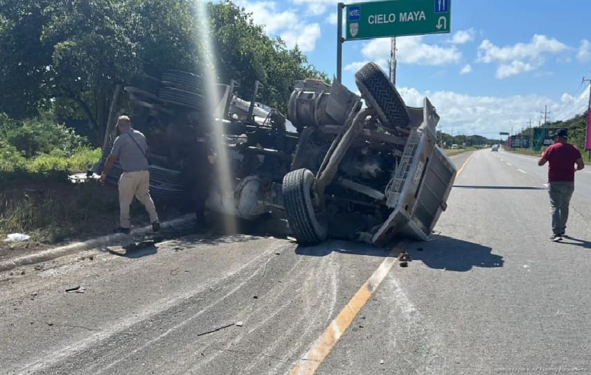 Camión de cemento vuelca al desviarse para evitar colisión en autopista en la Riviera Maya