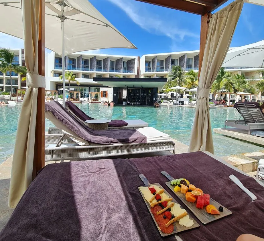 Resort-Cabana-and-Pool en TRS coral-foto original de Trevor Kucheran
