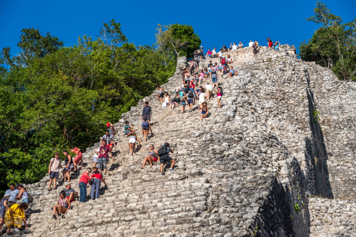 Ruinas de Cobá con turistas