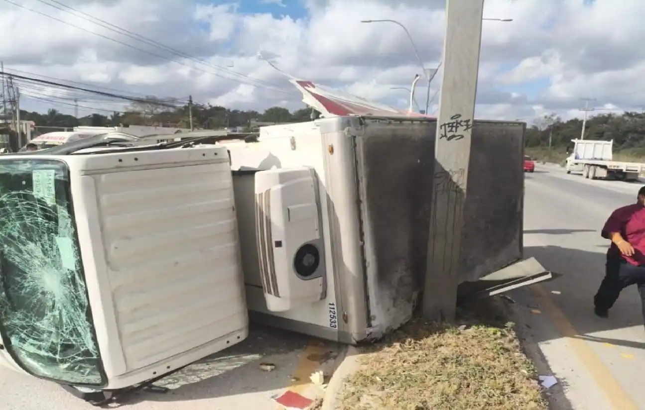 Perro callejero dijo causa de choque de dos vehículos que dejó volcada camioneta de empresa de Cancún