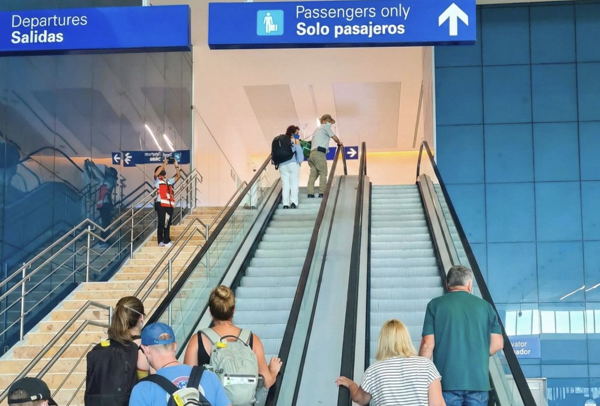 Viajeros se dirigen a salidas del aeropuerto de Cancún