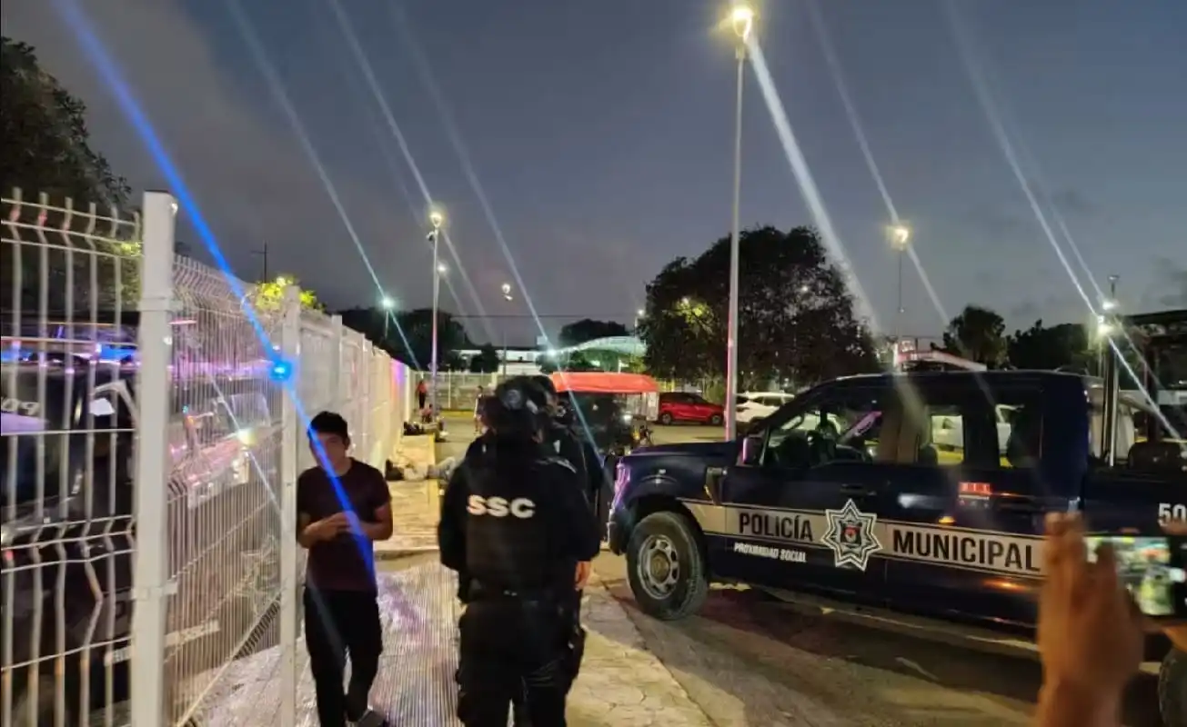 Continúa la búsqueda de pareja baleada en Isla Mujeres bajo guardia policial en hospital