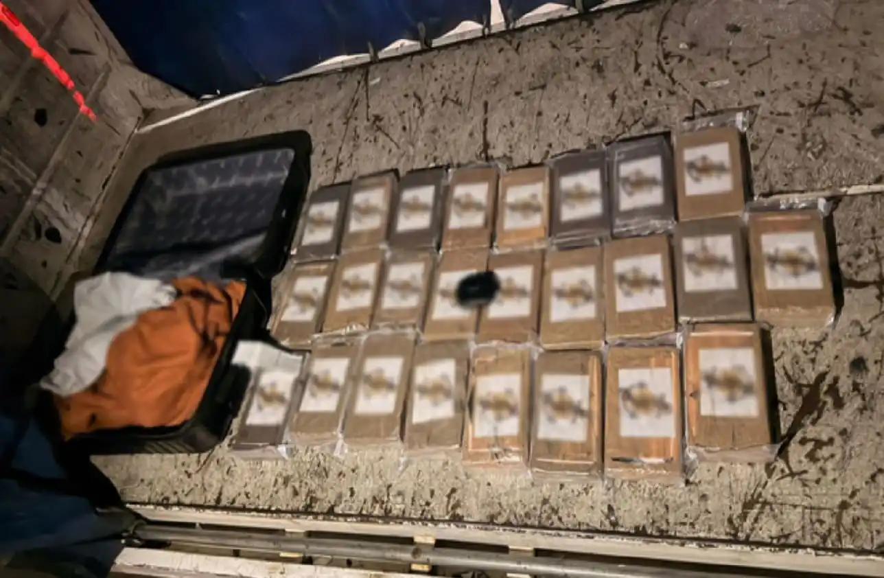 Pasajero que pretendía viajar con maleta de cocaína arrestado por Guardia Nacional dentro de Cancún Internacional