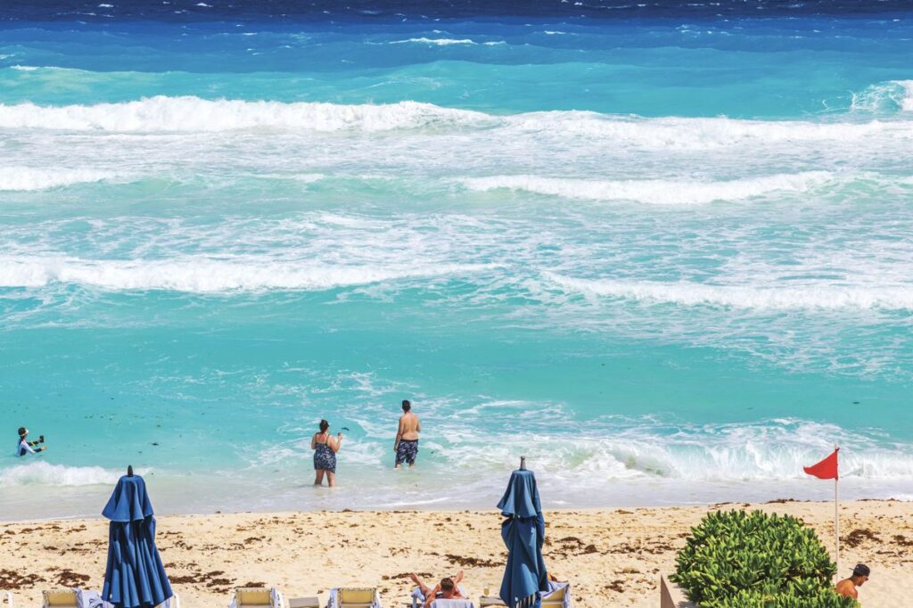Vea una bandera roja en una playa de Cancún o la Riviera Maya, qué significa y cómo mantenerse a salvo