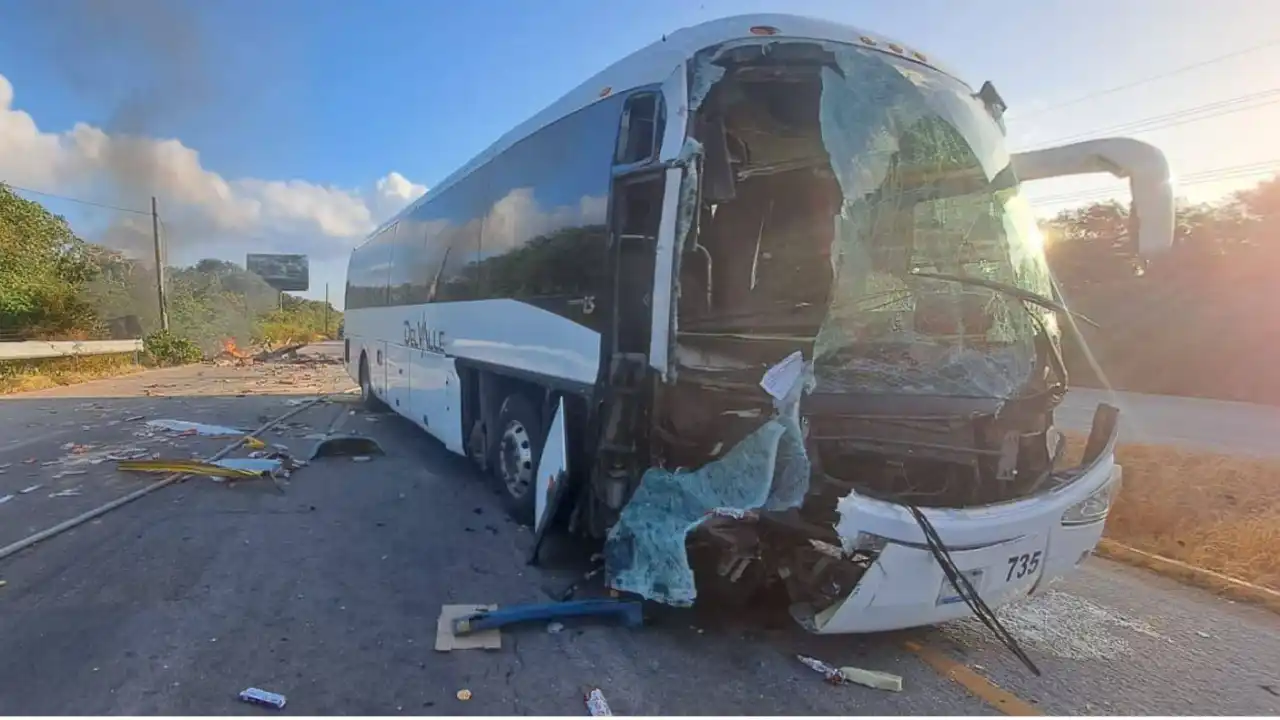 Conductor atrapado muere en fuerte colisión en carretera en las afueras de Akumal