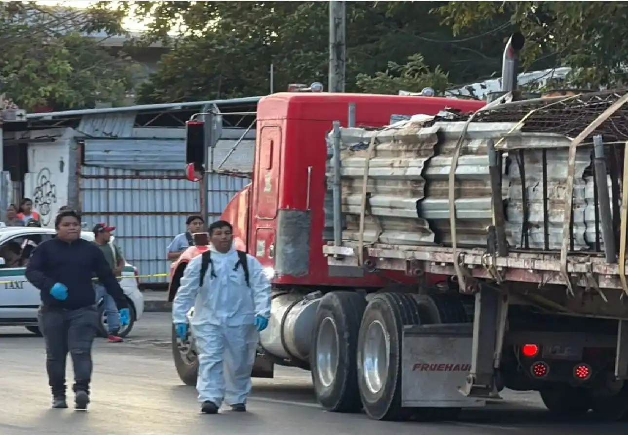Conductor muere al chocar por la tarde con un camión volquete industrial