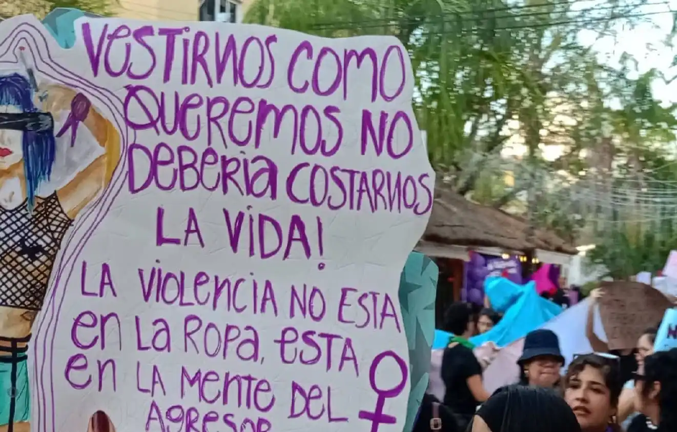 Miles de personas marchan por Quintana Roo en el Día Internacional de la Mujer
