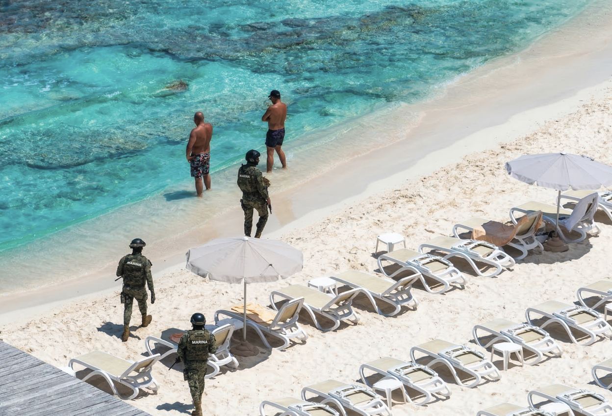 policía en la playa 