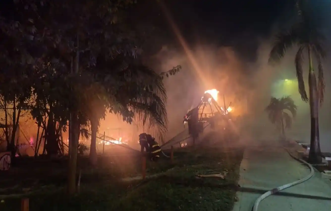 Brigadas combaten enorme incendio de palapa en el centro de Playa del Carmen