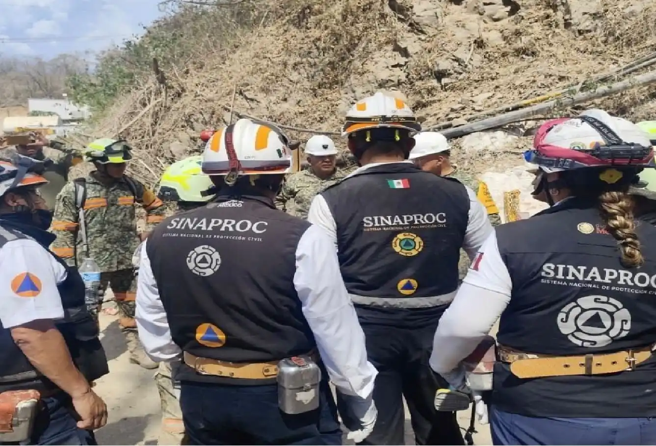 Primer minero rescatado del colapso de una mina de oro en México después de 100 horas atrapado