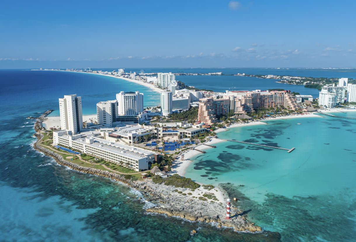 Los viajeros acuden en masa a Cancún mientras el aeropuerto registra el segundo día más ocupado para vuelos