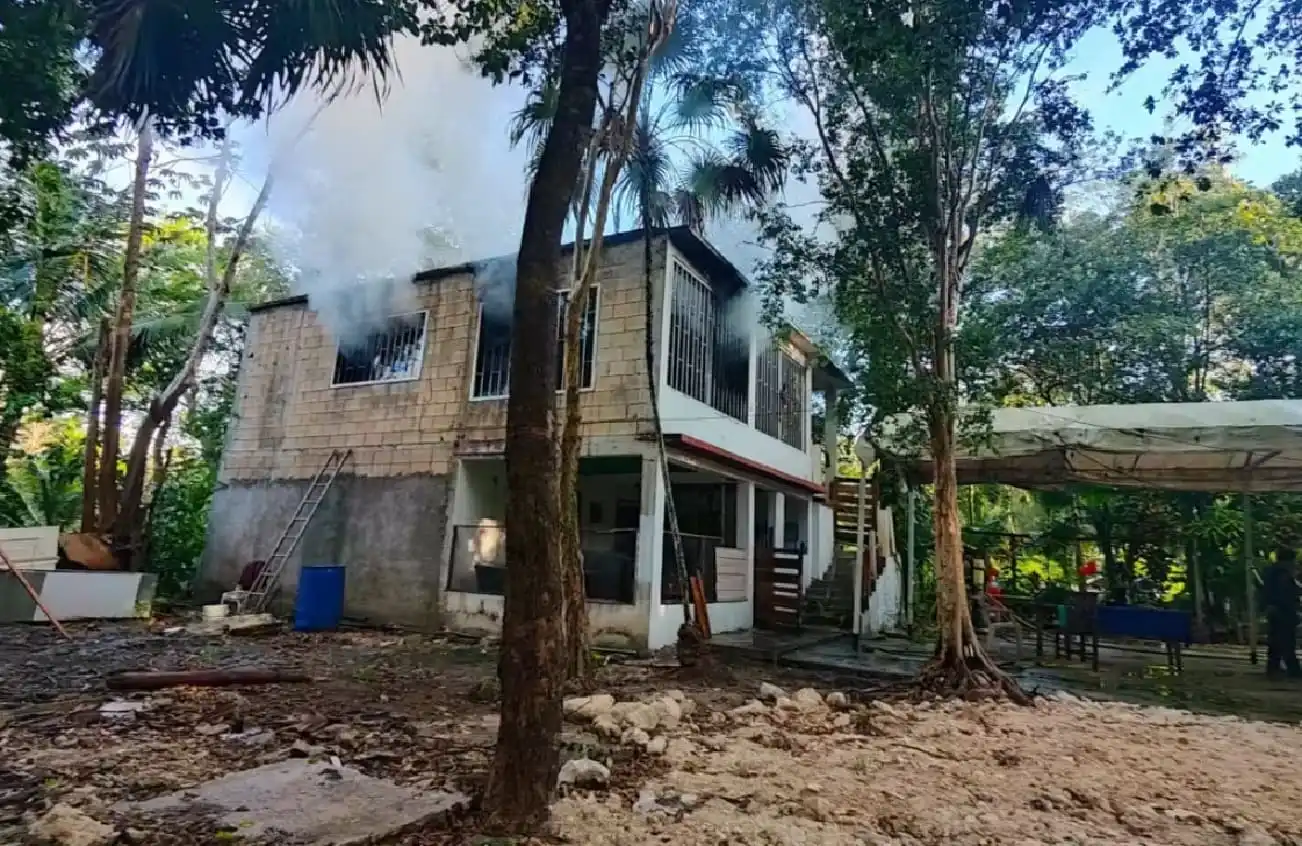 Brigadas de Puerto Morelos responden a incendio de vivienda en Ruta de los Cenotes