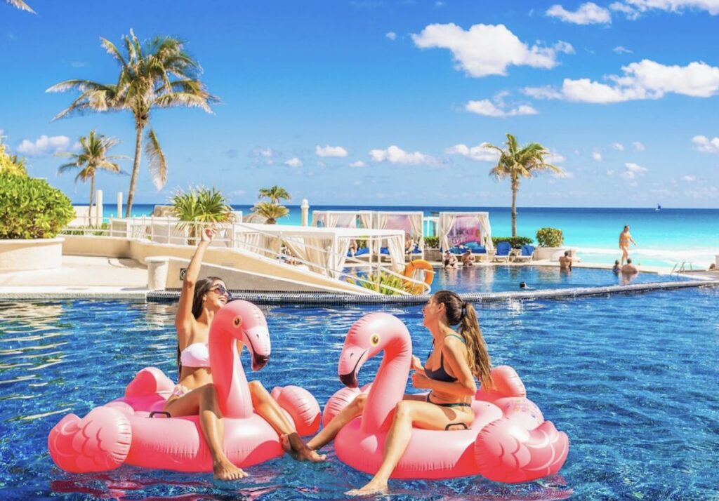 Los viajeros de Cancún ya no solo quieren un libro y una silla de piscina: quieren ambiente