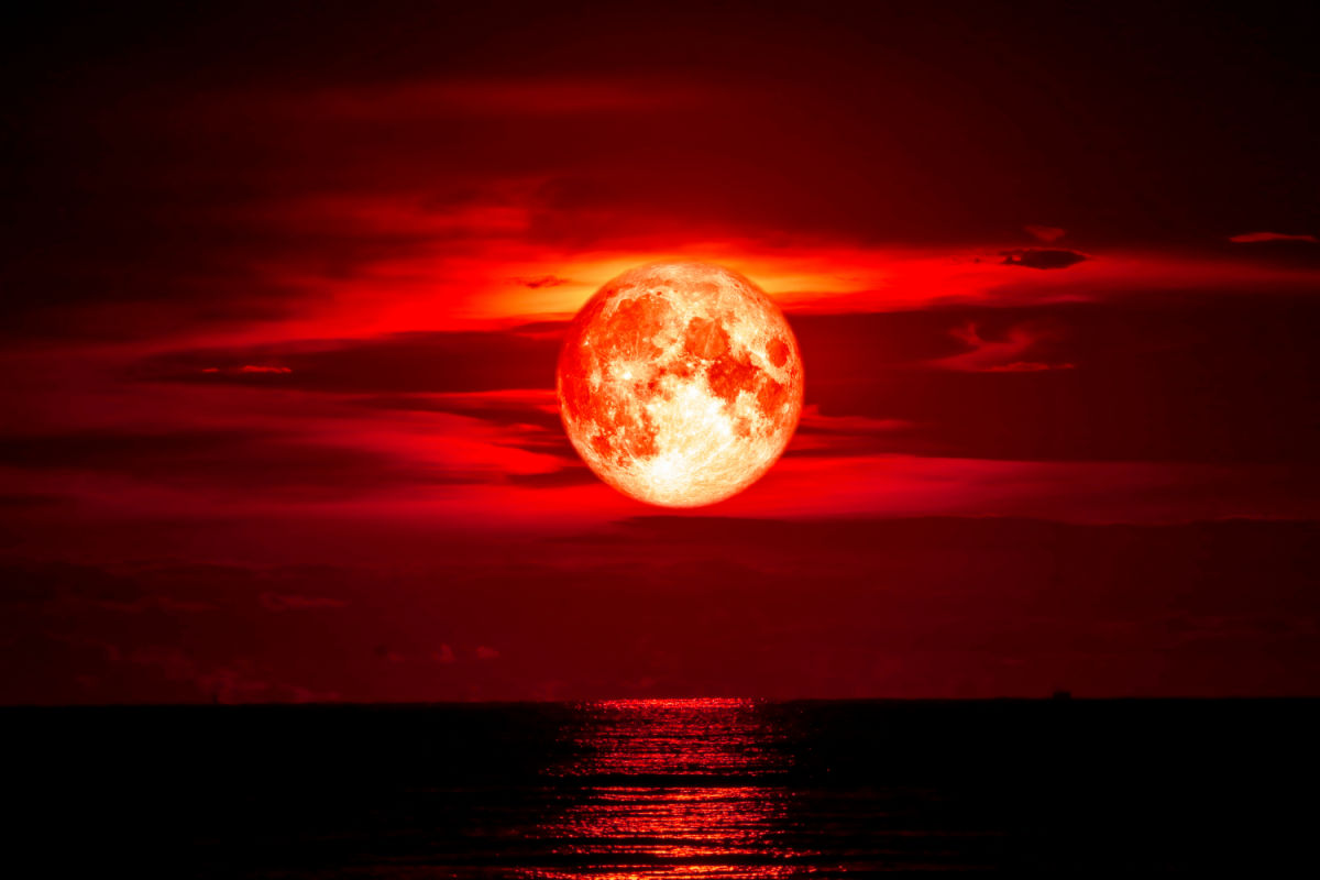 Luna de sangre sobre el océano