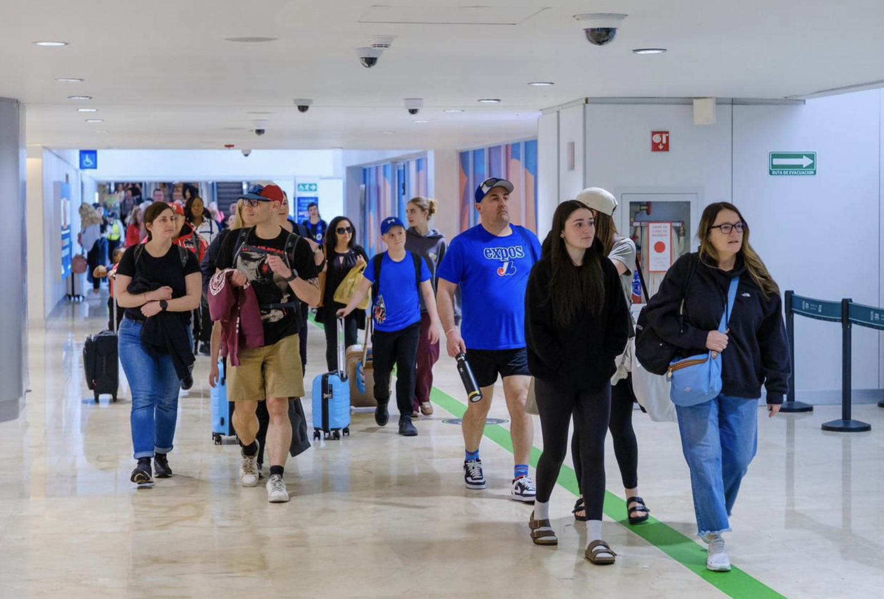 Los viajeros llegan al aeropuerto de Cancún