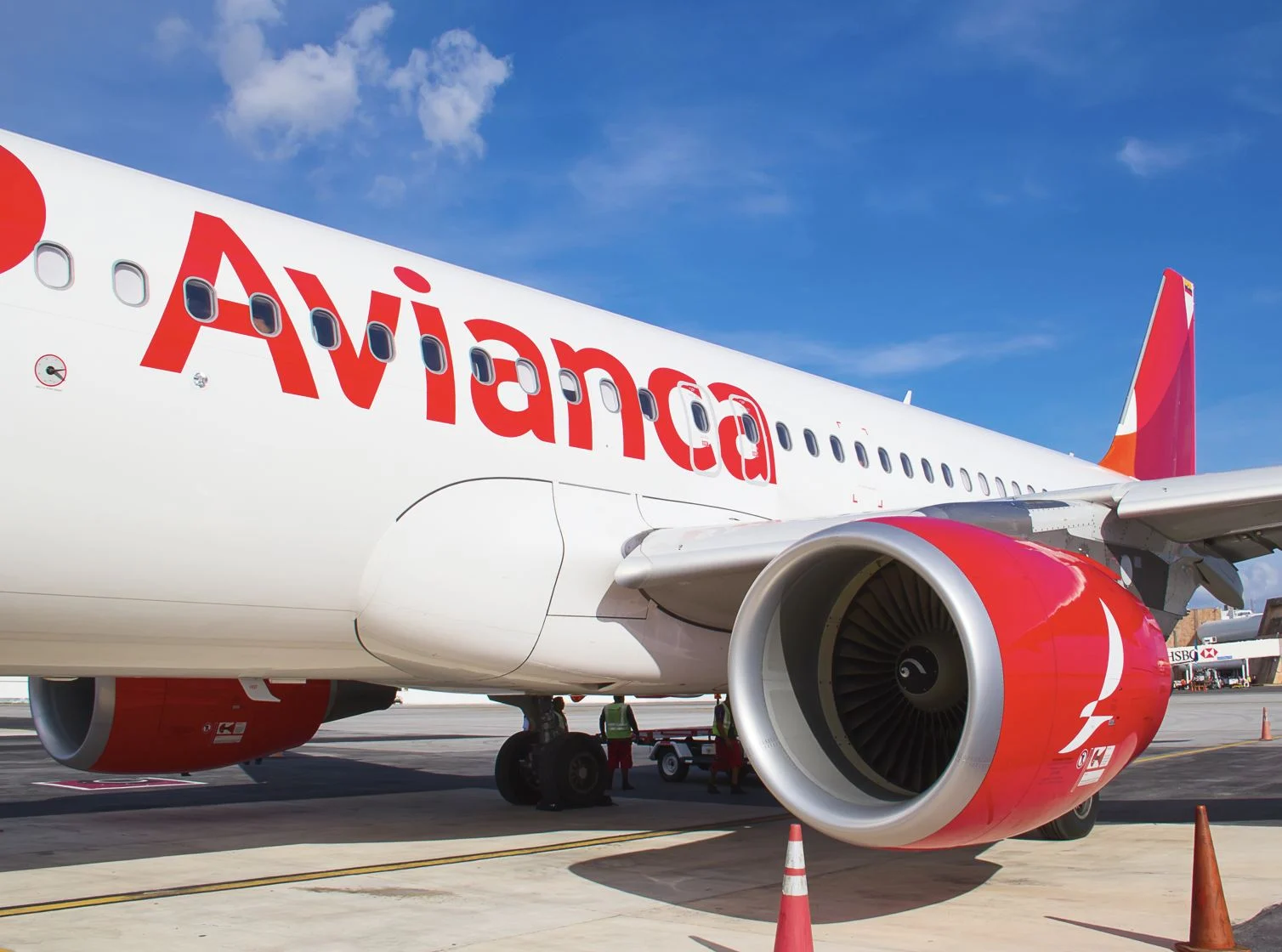 Avión de Avianca en pista en Cancún