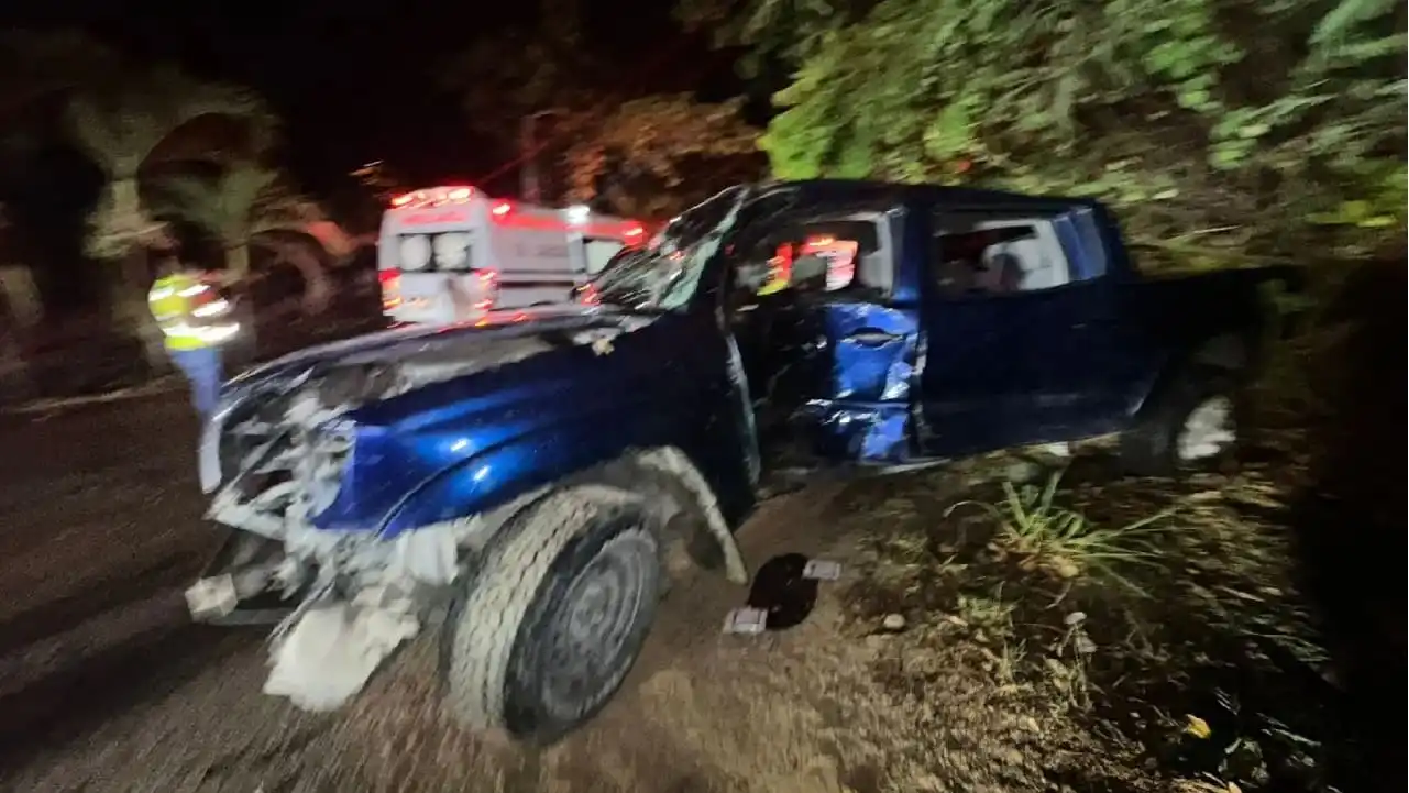 Intento fallido de pasar hojas a vehículos accidentados en carretera de la Riviera Maya
