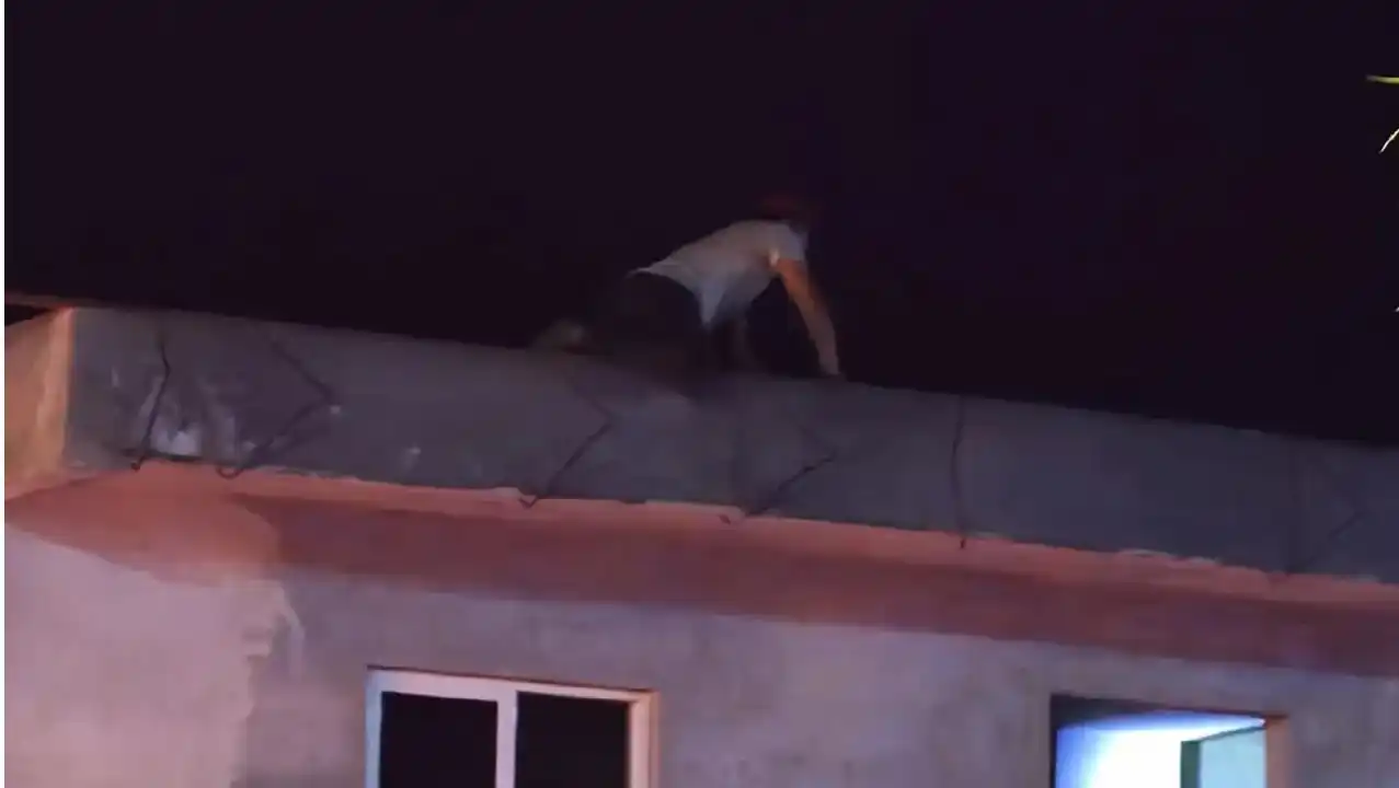 La policía encontró al sospechoso escondido en un tejado el viernes por la noche. 29 de mayo de 2026.