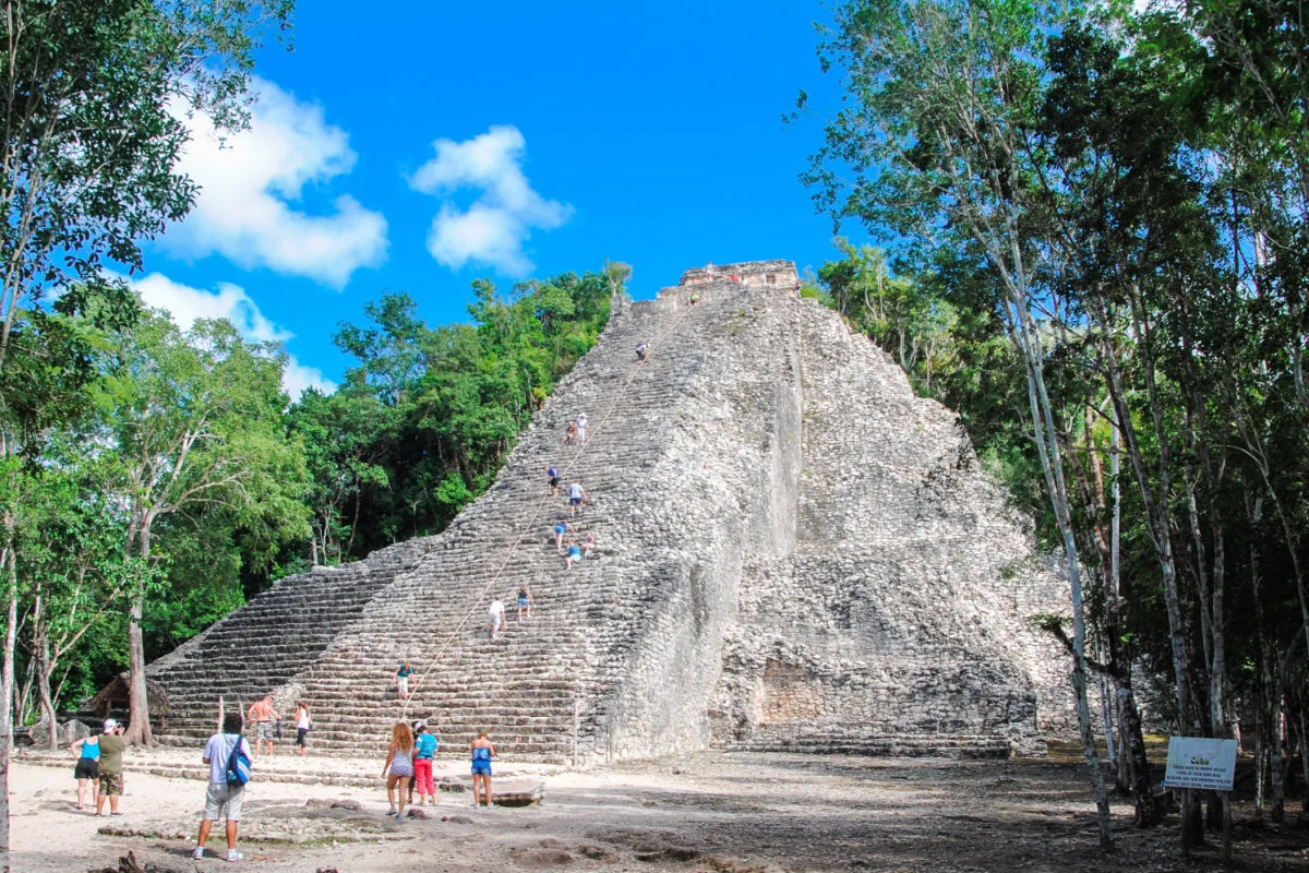 Ruinas de Cobá con turistas subiendo