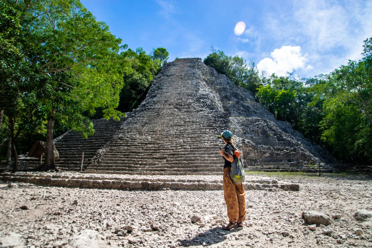 Ruinas de Coba con turista