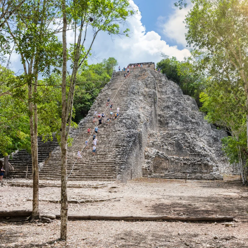 Ruinas antiguas de Cobá cerca de Tulum con una pirámide alta