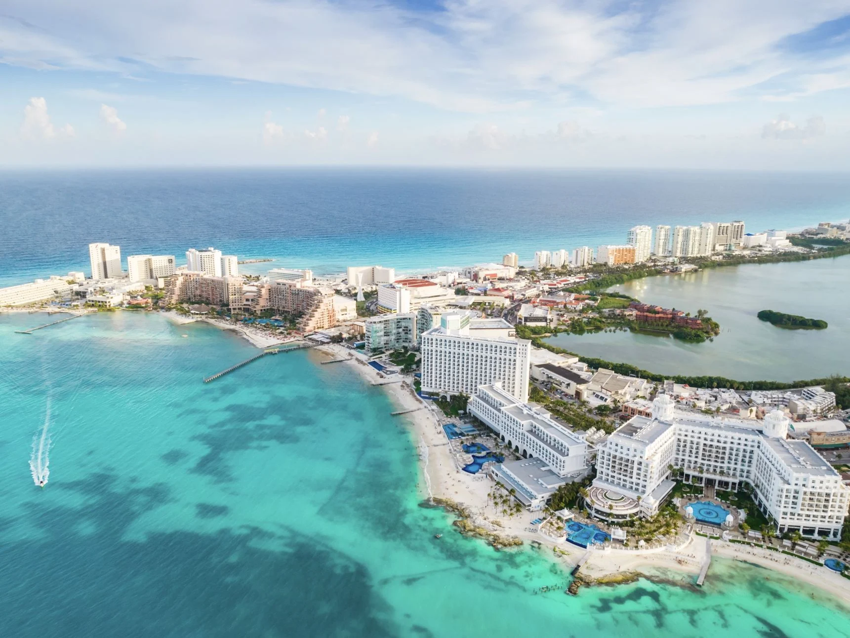 Vista panorámica aérea de la playa de Cancún y la zona hotelera de la ciudad en México. Paisaje de la costa caribeña del resort mexicano con playa Playa Caracol y carretera Kukulcán.