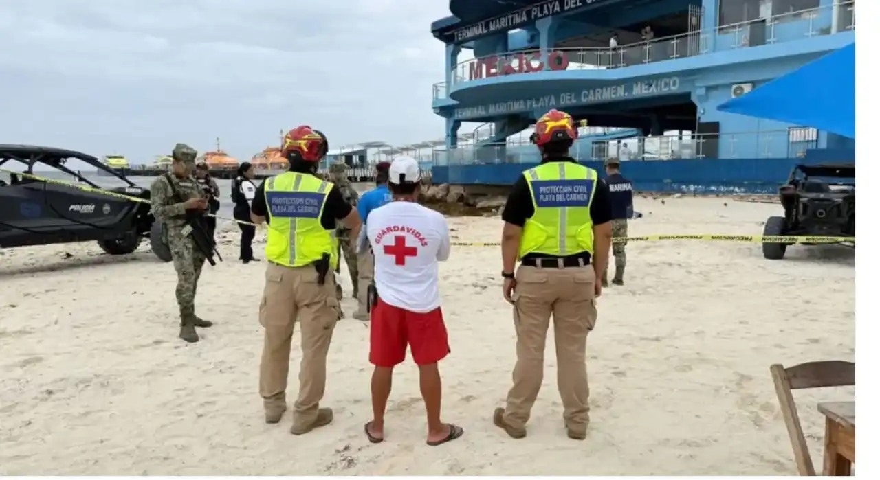 La gente que caminaba por la playa vio el cuerpo en el agua cerca de la terminal del ferry el 28 de mayo de 2026.