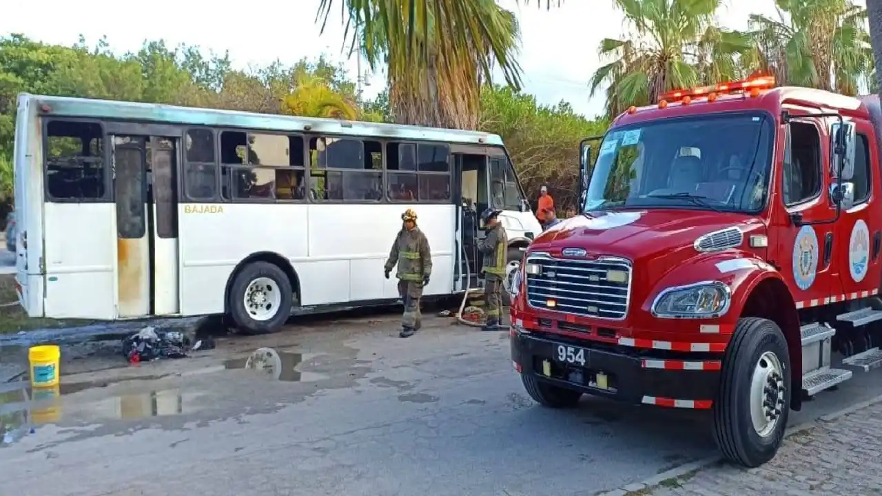 Los bomberos de Cancún fueron llamados para terminar de apagar el incendio del autobús el lunes 25 de mayo de 2026.