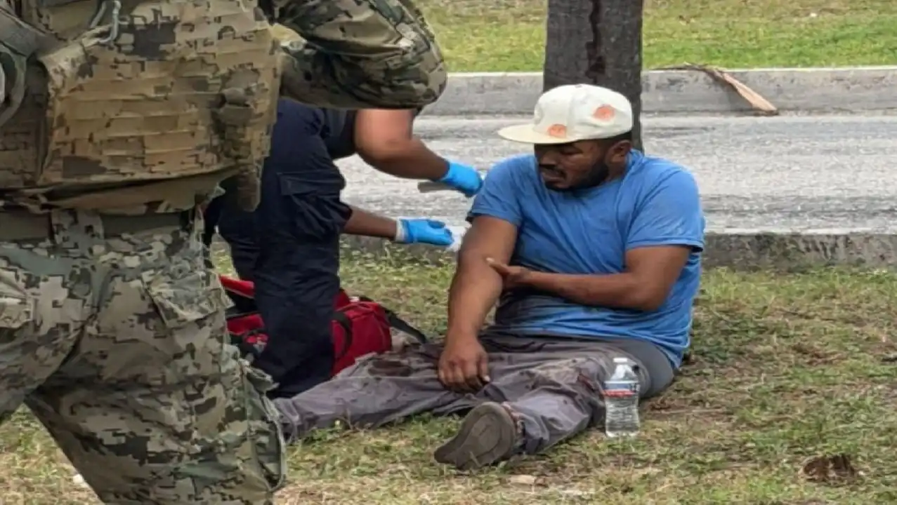 Los paramédicos atendieron al hombre en el lugar por un rasguño en el brazo el 26 de mayo de 2026.