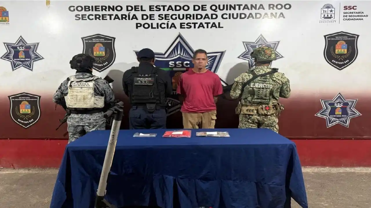 Estadounidense detenido después de que la policía de Cancún lo sorprendiera manipulando bolsas de marihuana