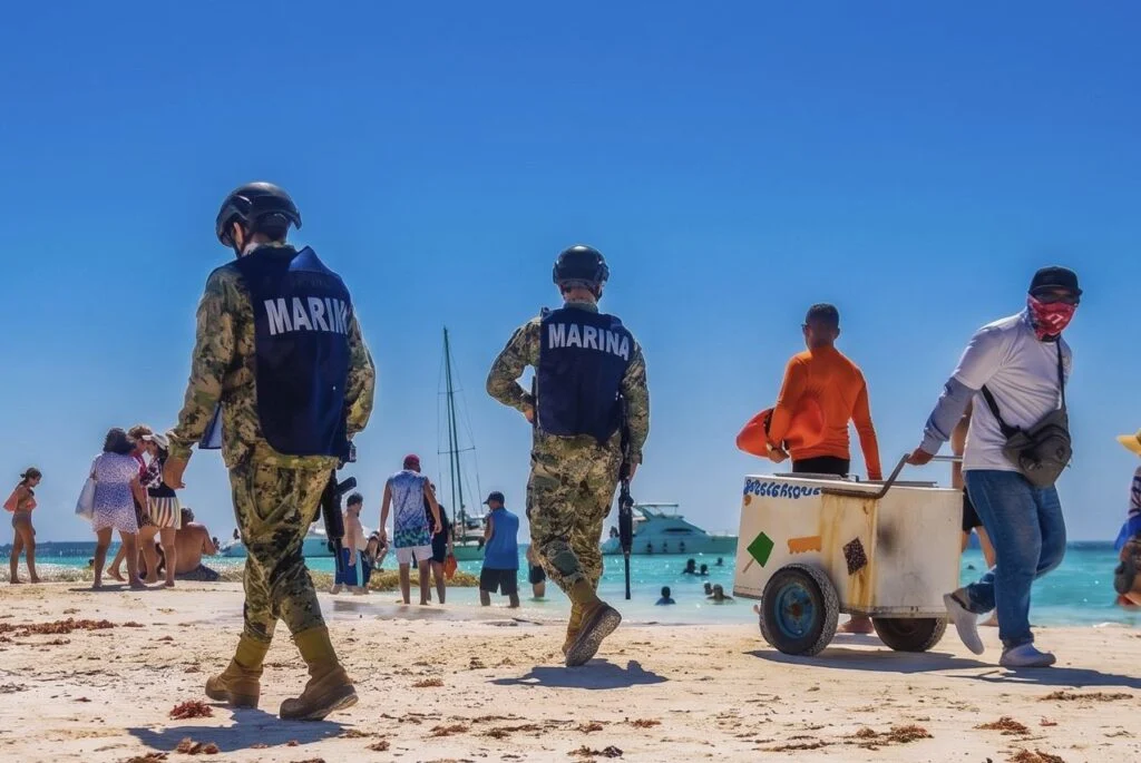 Hombre estadounidense arrestado en Cancún en scooter después de que se descubrieran drogas