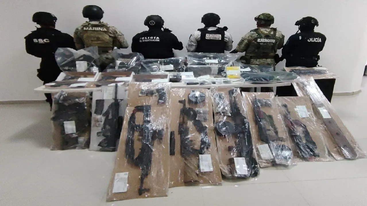 La policía encontró armas, drogas y equipo táctico durante su búsqueda.