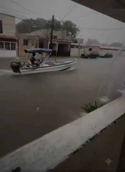Un pescador local fue visto navegando en su bote por una calle residencial en Yucatán el viernes.