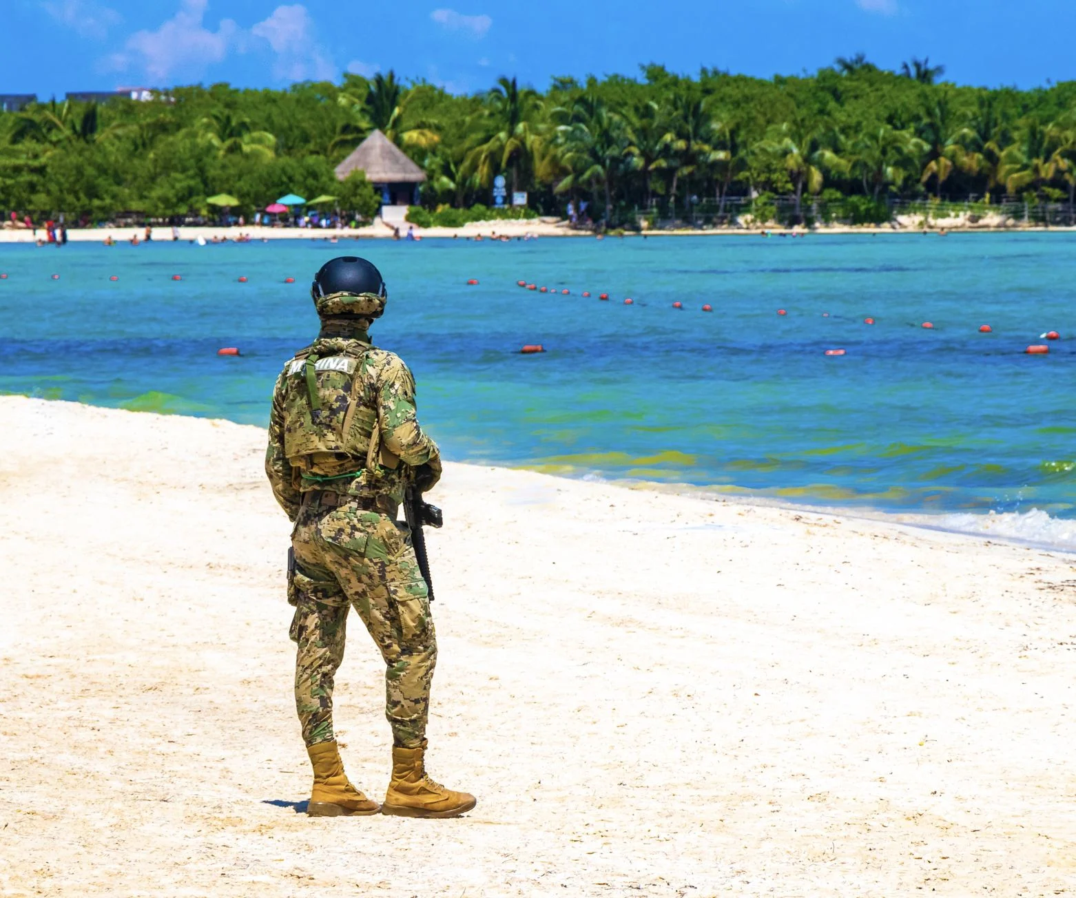 Soldado militar en la playa de Playa del Carmen