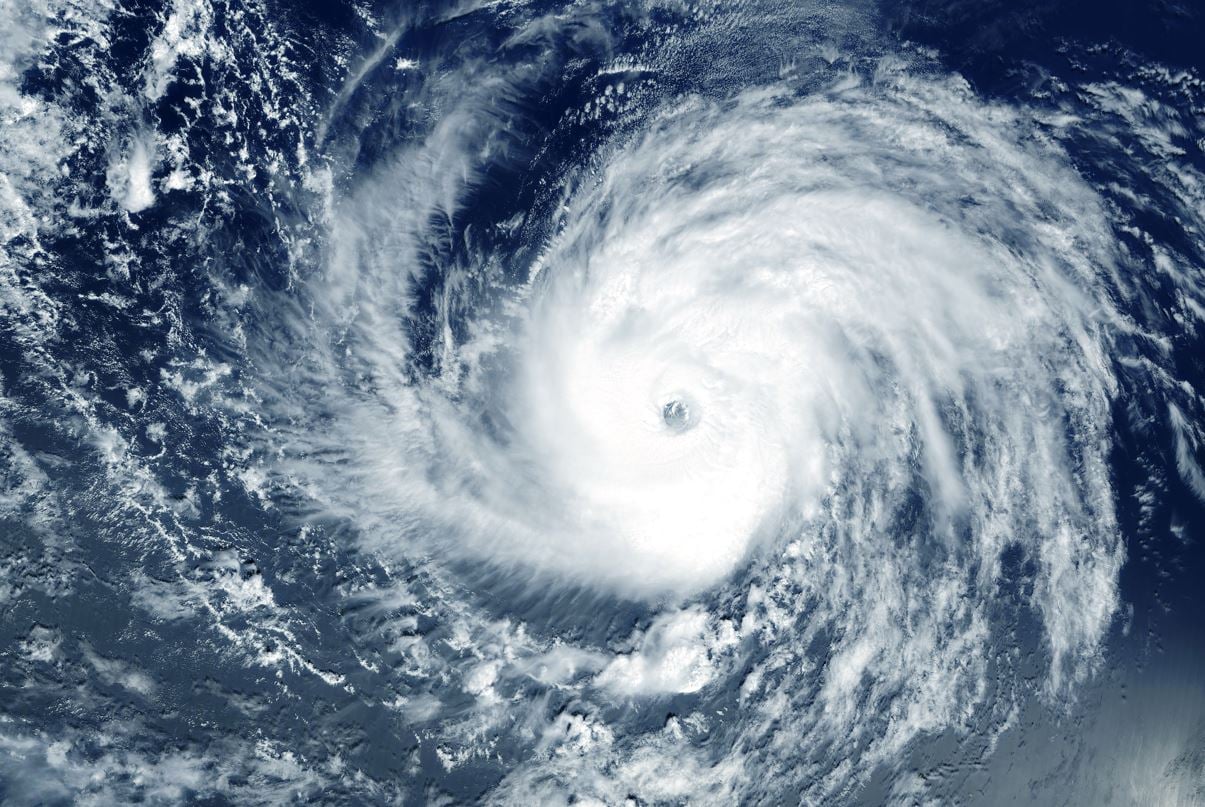 Huracán Ian provoca oleaje alto y fuertes lluvias en Cancún