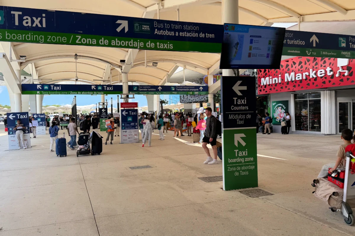 Salida del Aeropuerto de Cancún con taxis listos