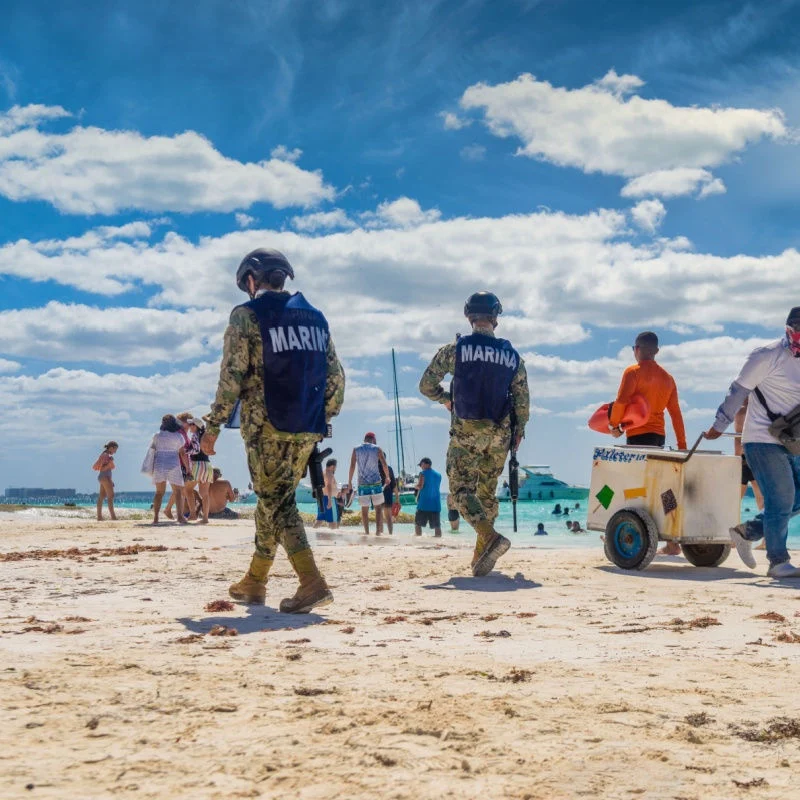 Oficiales de policía en una playa de Cancún