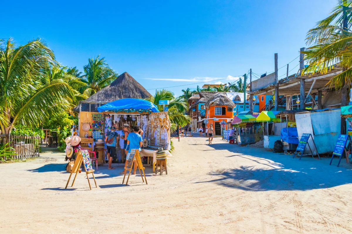 Pequeñas cantidades de sargazo en una playa de Holbox, México