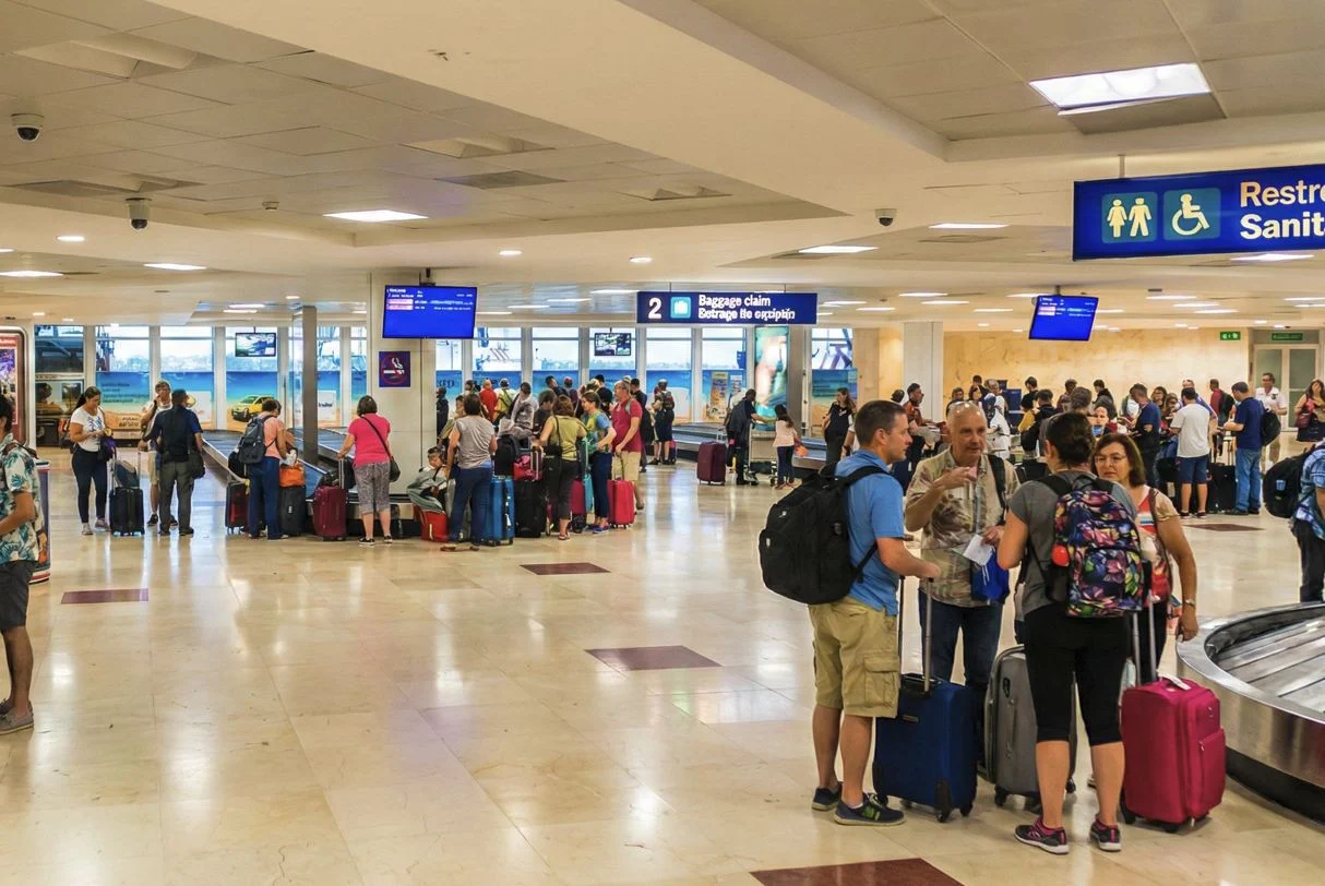 Pasajeros esperando maletas