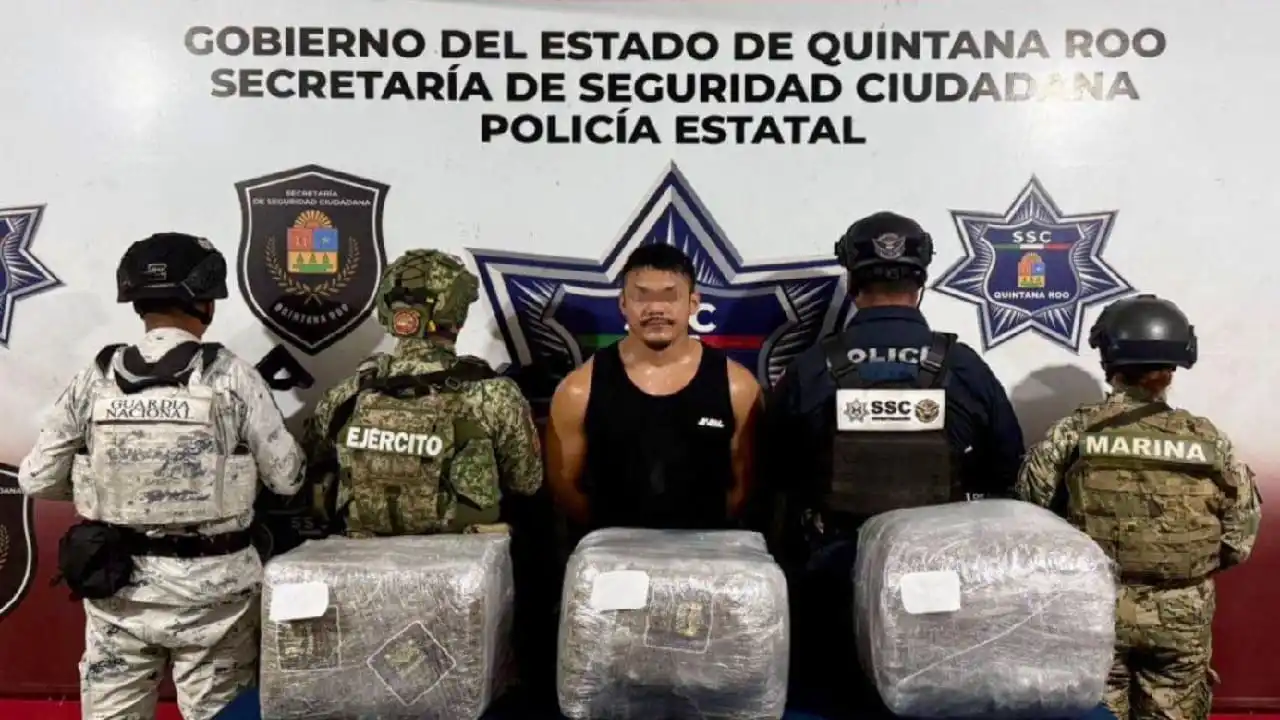 Bolsas de marihuana que sobresalen del asiento trasero provocan persecución en Cancún