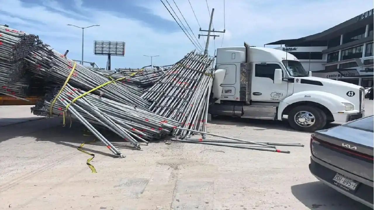Carga inclinada deja cerrados 3 de los carriles más transitados de Cancún para viajes por la tarde