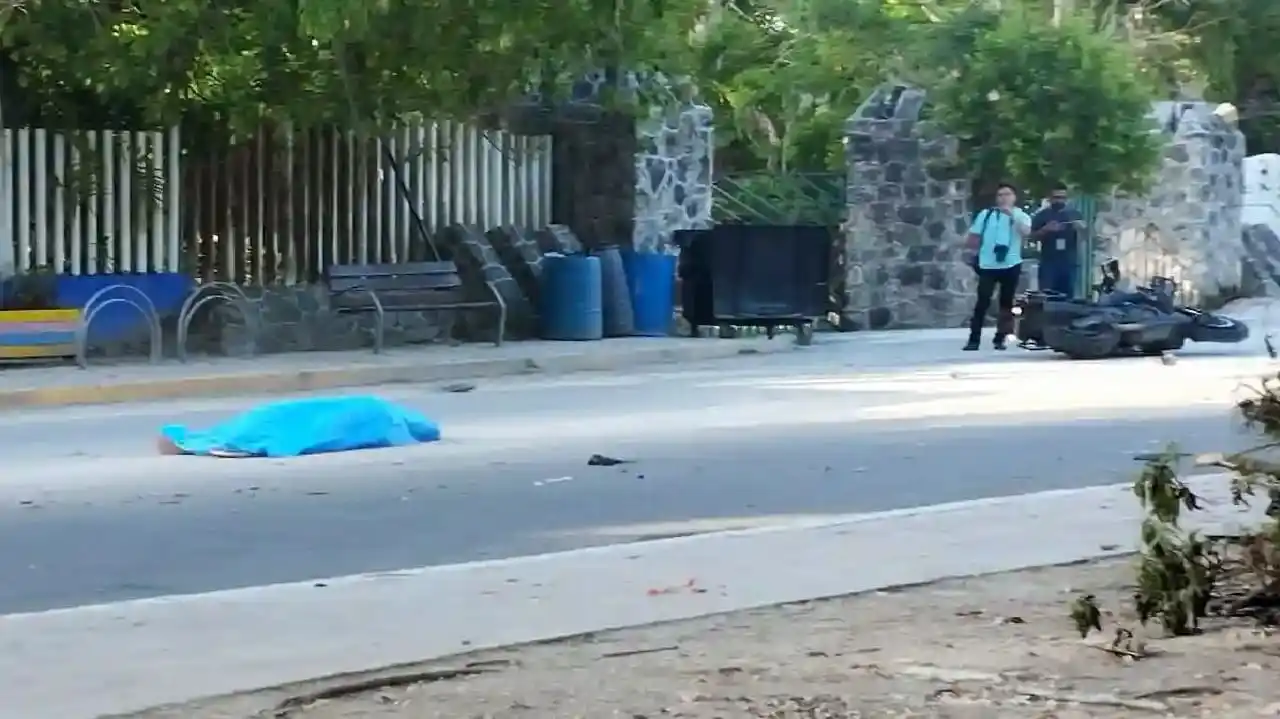 Conductor de motocicleta estadounidense muere en accidente de un solo vehículo