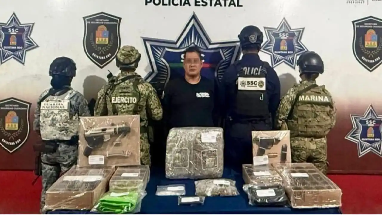 Detenido taxista de Cancún con metralleta semiautomática enfrenta cargos de drogas y armas