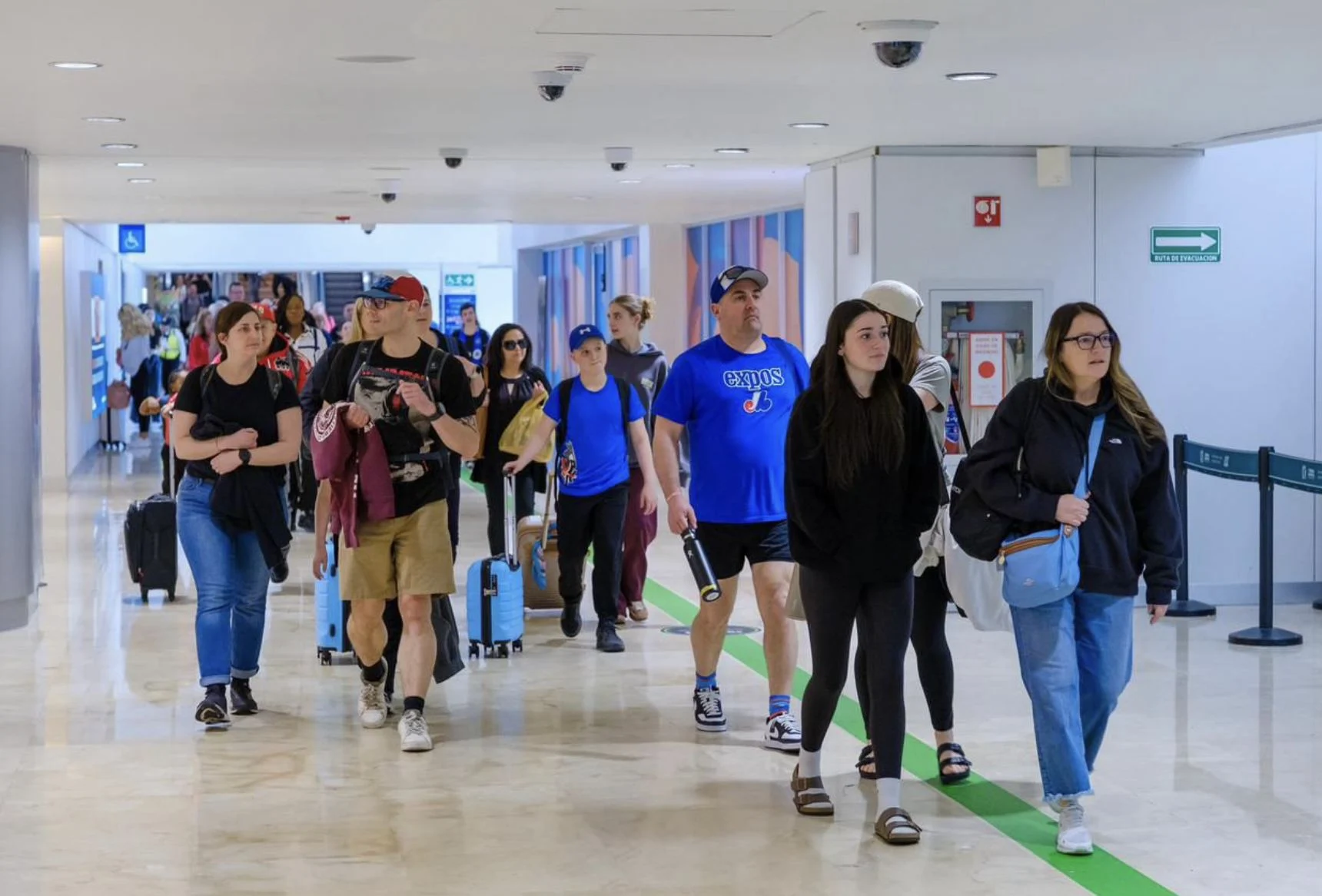 Los viajeros llegan al aeropuerto de Cancún