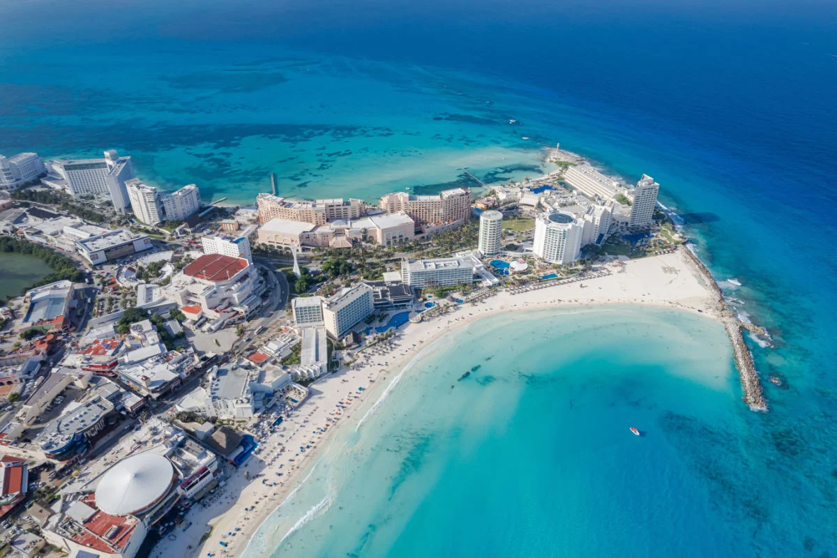 Un tranquilo atardecer sobre Playa Forum en Cancún