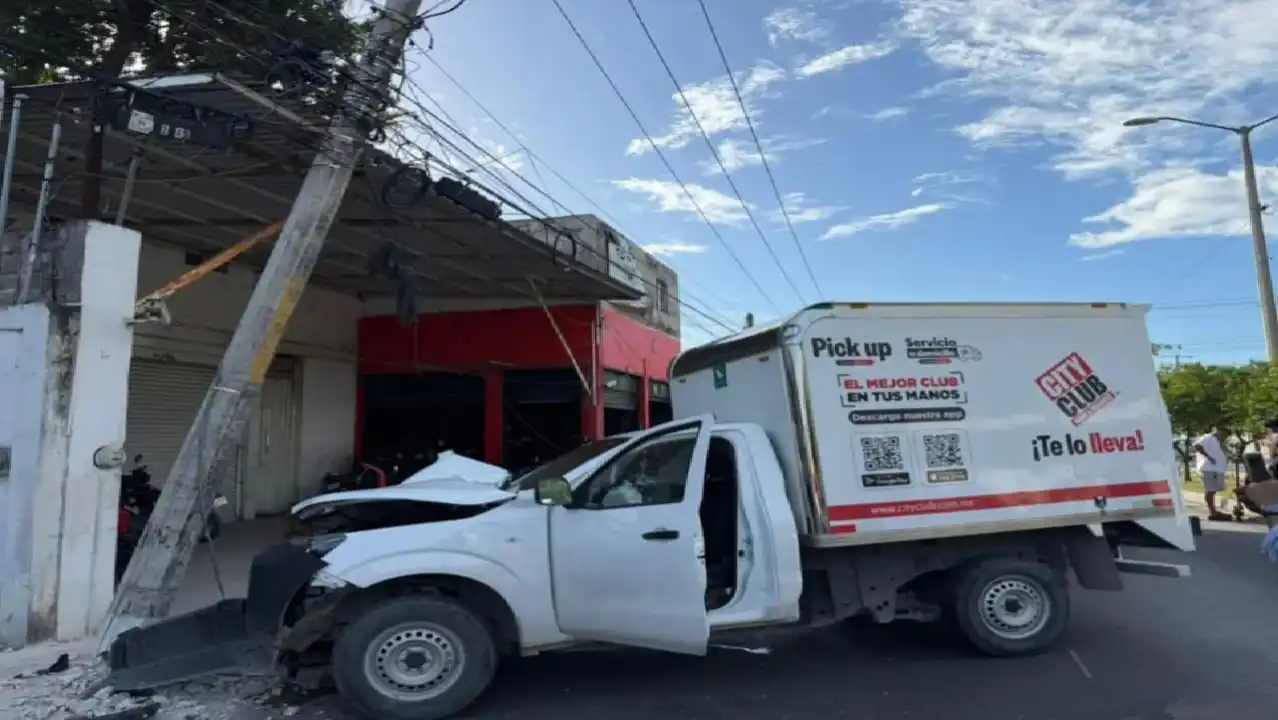 Empleado que viajaba en una cama murió aplastado por la carga en un accidente de un solo vehículo