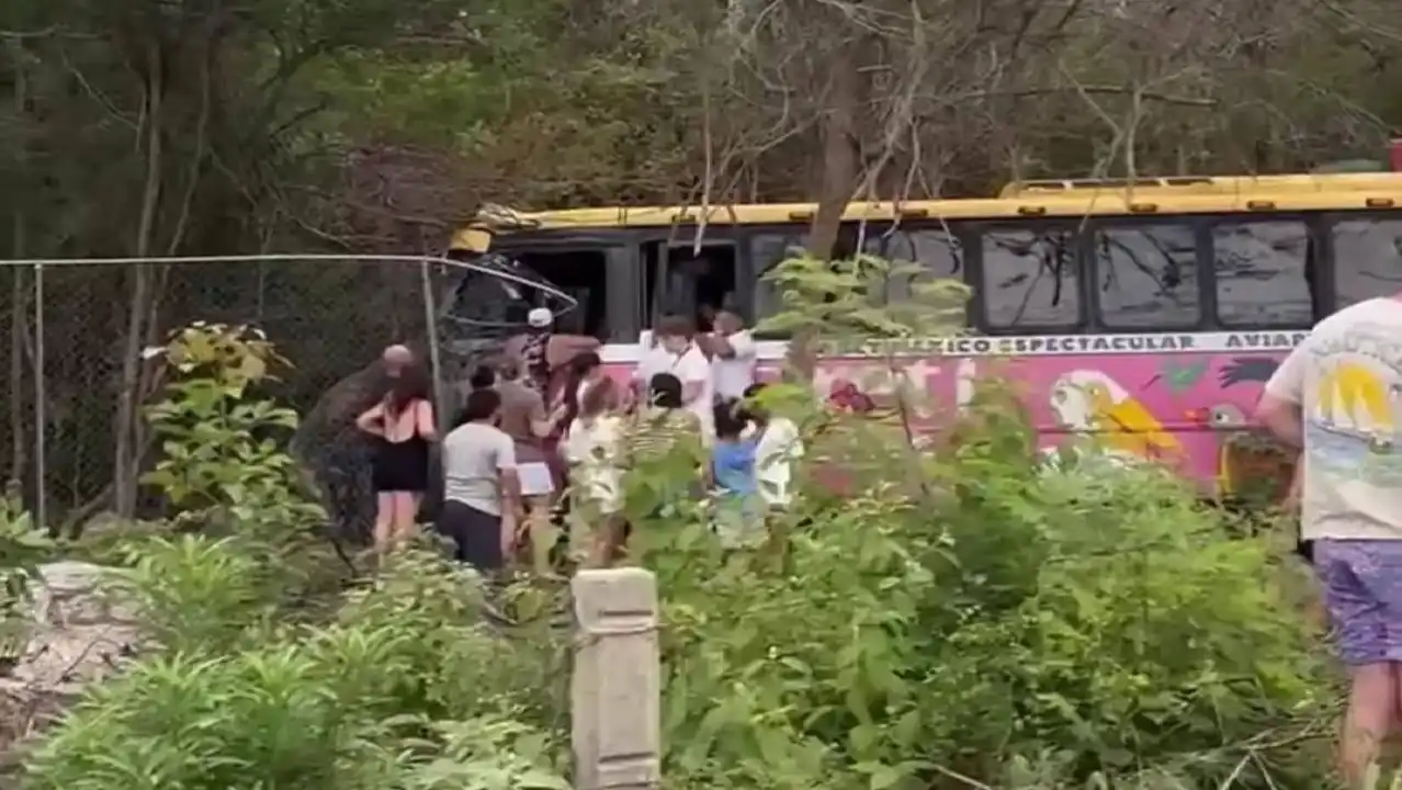 Pasajeros reportan fuerte explosión antes de que autobús turístico se salga de carretera de la Riviera Maya