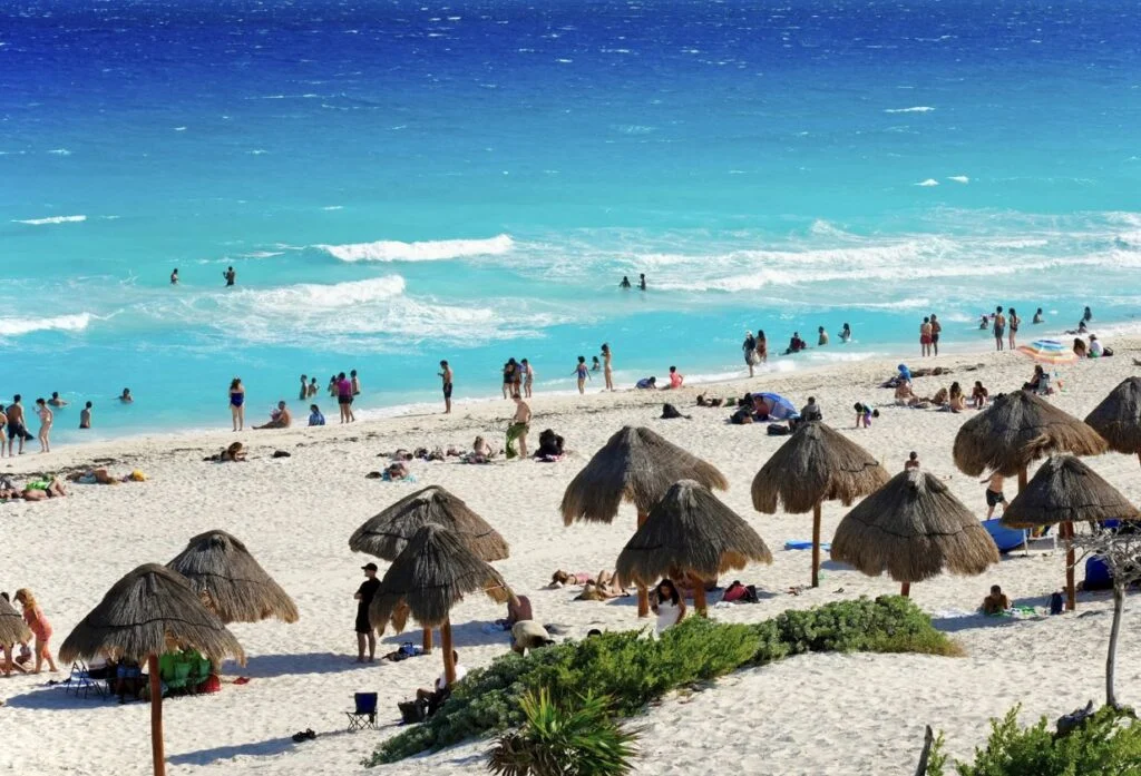 Raro sismo de magnitud 6.1 sacude cerca de centros turísticos de la zona hotelera de Cancún: son evacuados