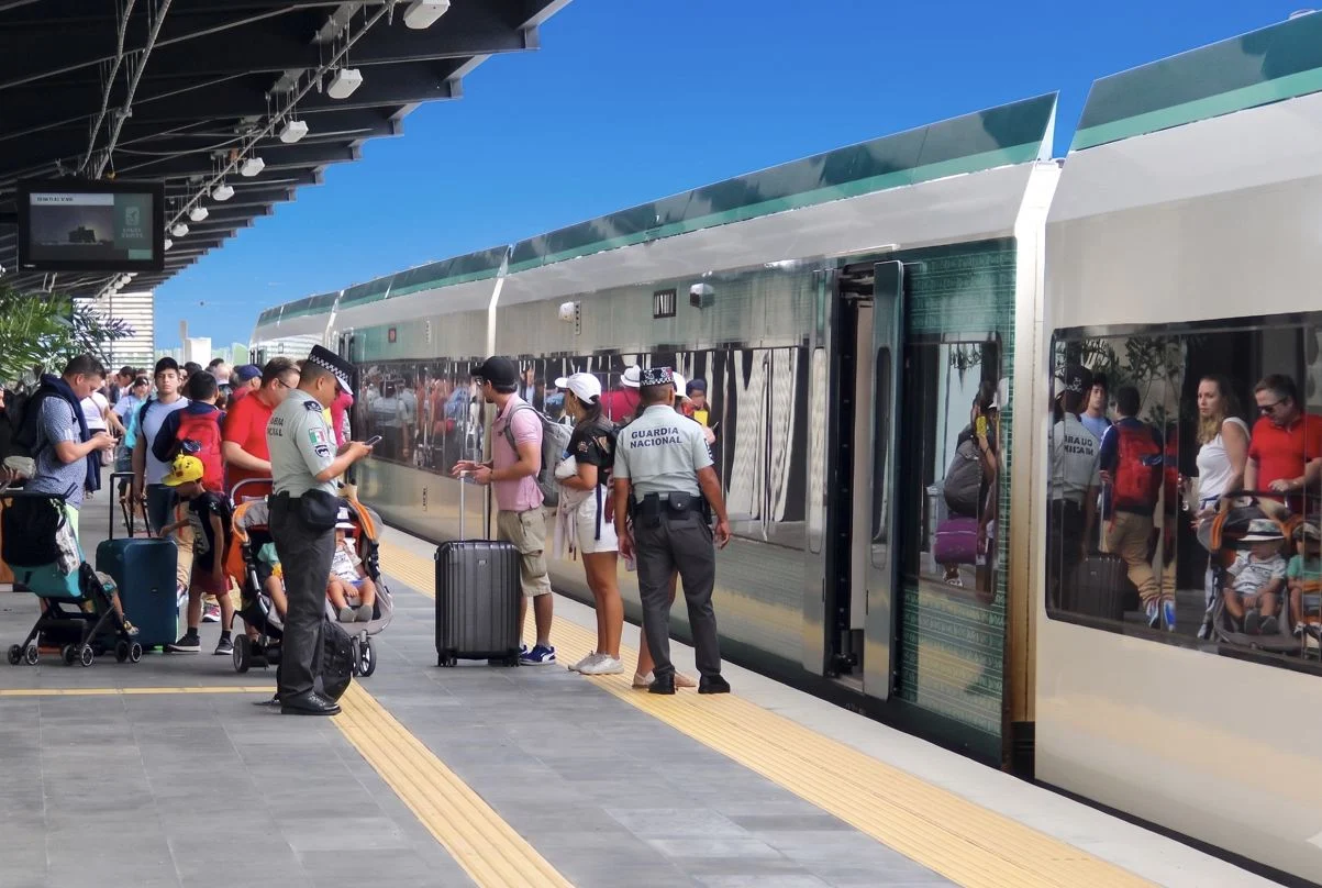 Pasajeros de Cancún atrapados en Tren Maya durante 5 horas por falla mecánica